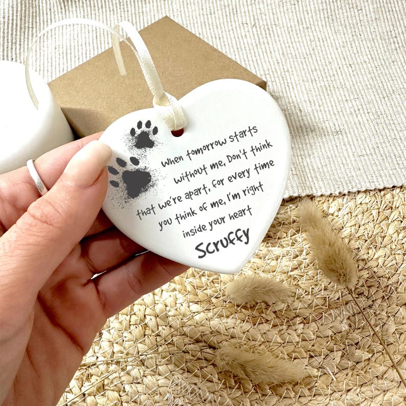 Pet Loss Memorial Plaque, Bereavement Paw Print Keepsake to Remember a Loved Pet / Dog, Personalized with Name